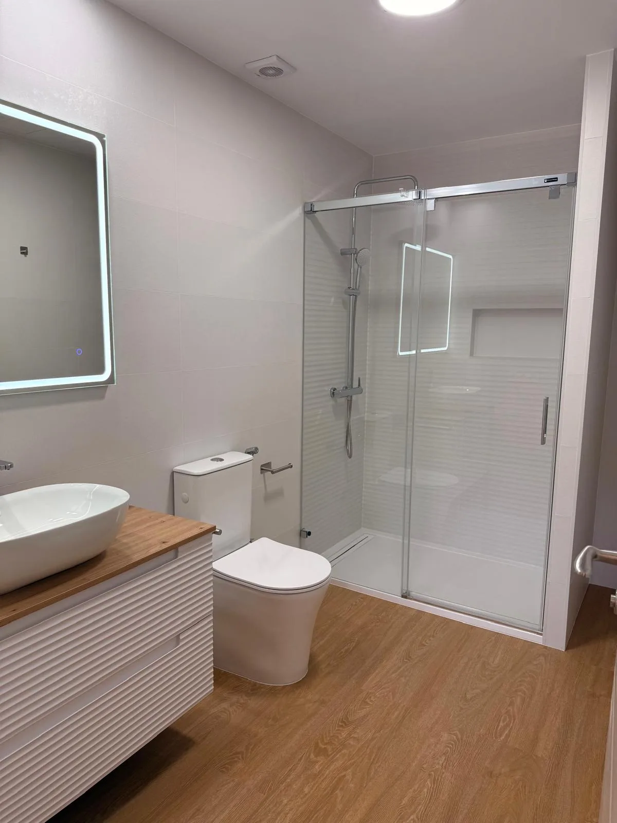 Baño con Mampara y LED